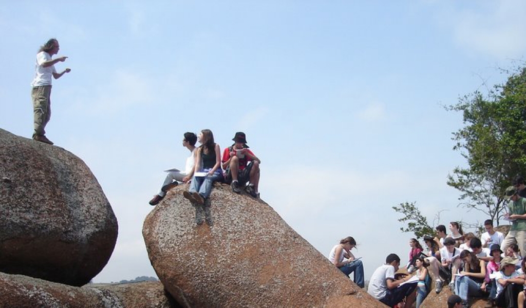 The sermon of the boulder: field work of 'Geology' undergrad course, near Itu-SP (2007)