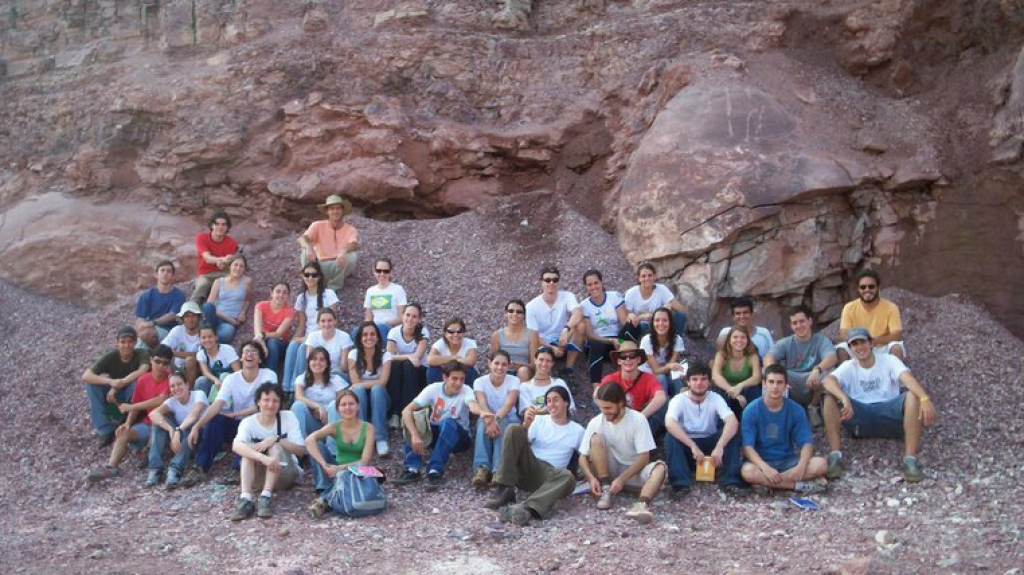 À sobra dos estromatólitos gigantes: trabalho de campo de 'Geologia' em Santa Rosa do Viterbo-SP (2007)