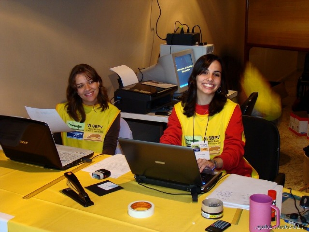 Mariela e Carol na organização do VI SBPV, Ribeirão Preto (2008)