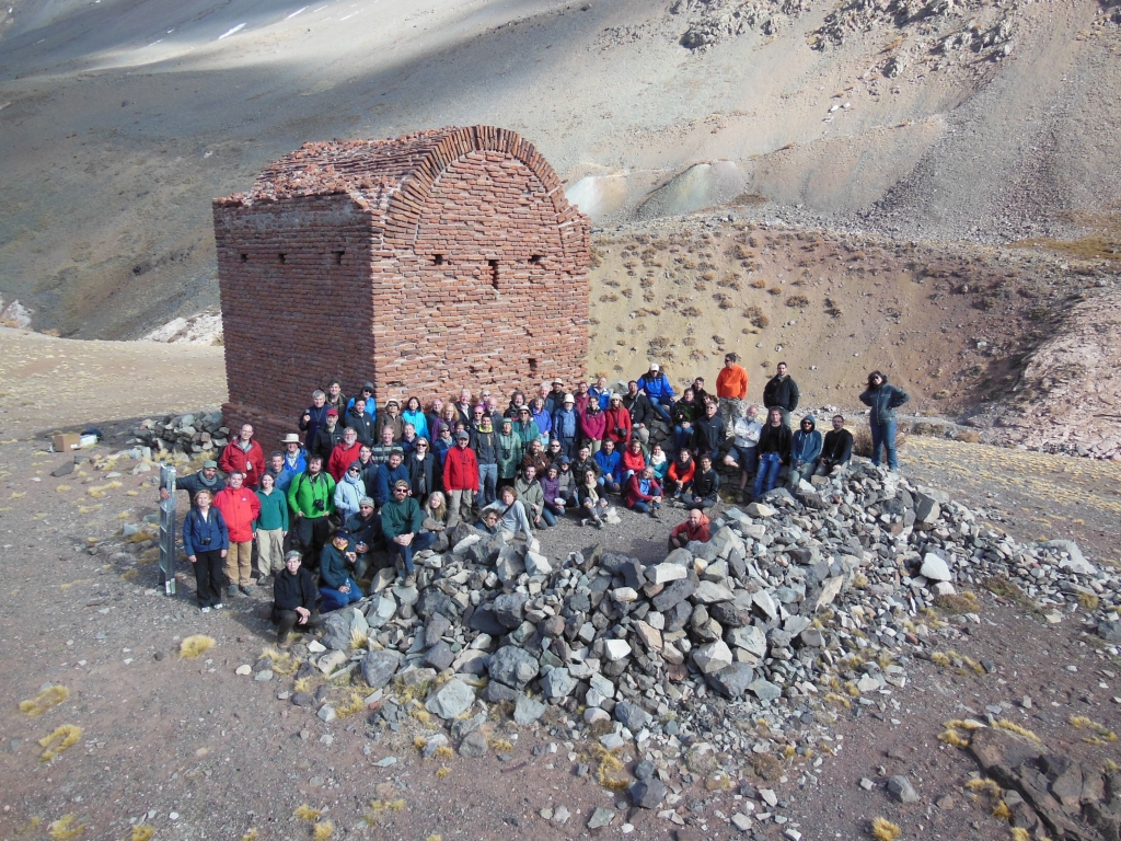 Abrigo onde Darwin pernoitou nos Andes (Max lá no meio) - 4th IPC, Mendoza (2014)