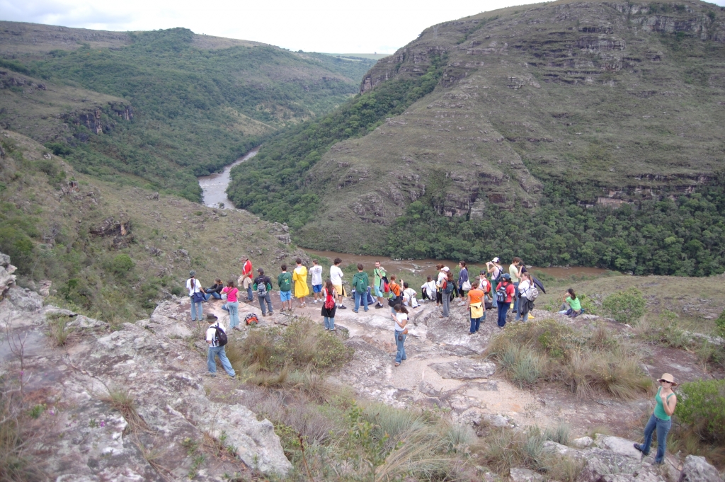 The way of the aborted rift: field work of 'Paleontology' undergrad course, Guartelá State Park, Paraná (2007)