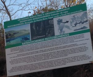 Campo Julho/2015 u2014 Placa do Batrachomimus em Pastos Bons