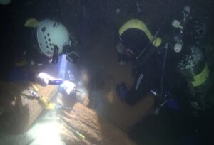Escavau00e7u00e3o no fundo inundado da caverna