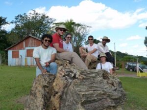 Campo Abril/2011 - Equipe do Laboratu00f3rio de Paleontologia (da esquerda para direita: Gabriel, Ju00falio, Bete, Bruno, Annie e Max) no Jardim Paleobotu00e2nico de Mata